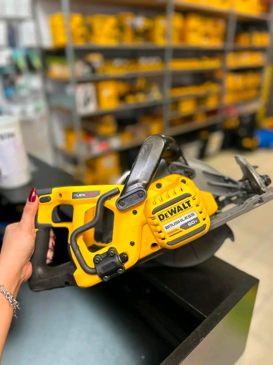 DEWALT 60V MAX 7-1/4-Inch Circular Saw for Sale – Cordless Circular Saw $100 - Image 3